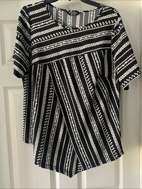 NWOT BloomChic short sleeve top